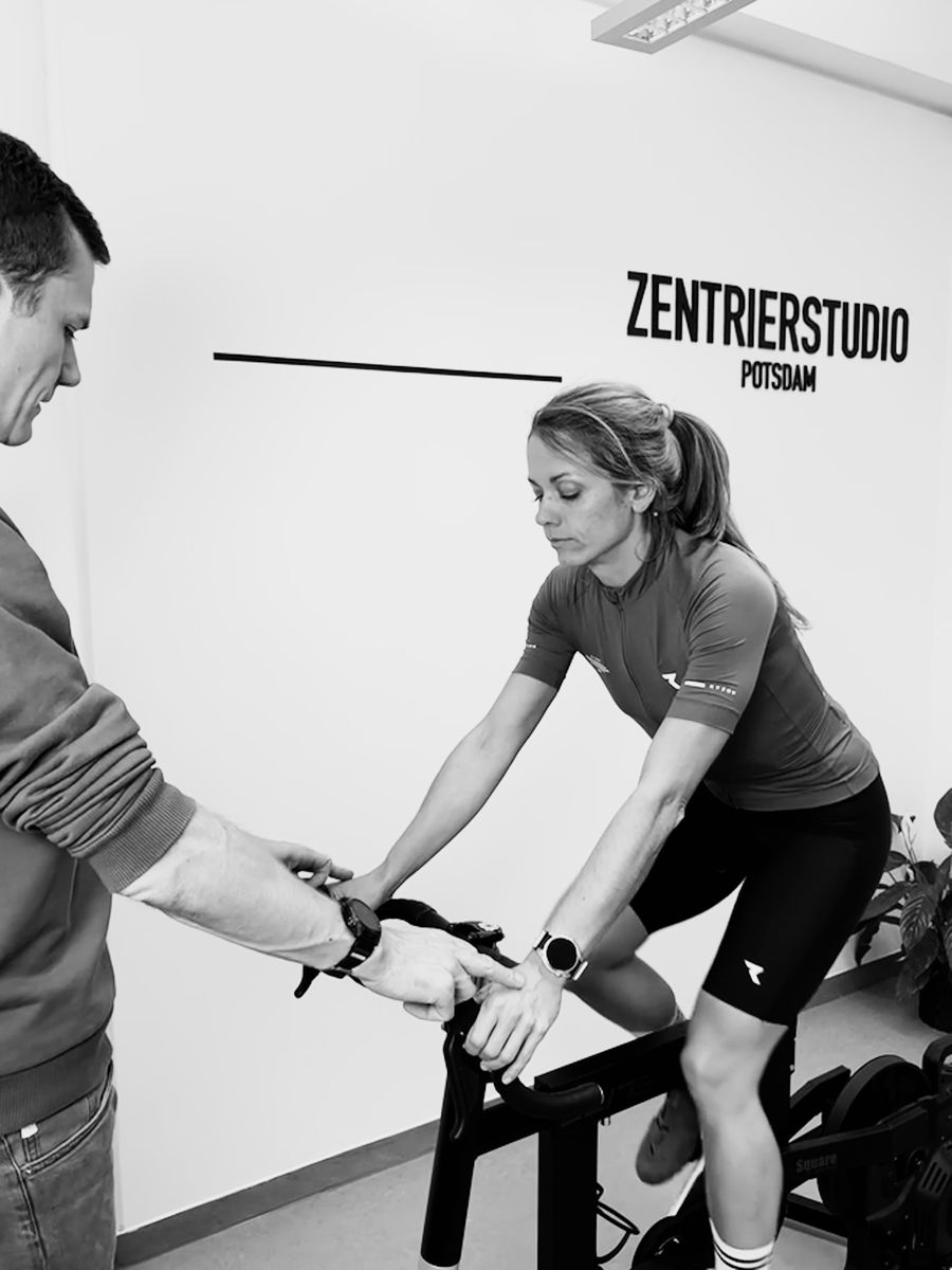 Kundin auf dem Fitting-Rad, Nico prüft die Griffposition an den Hoods