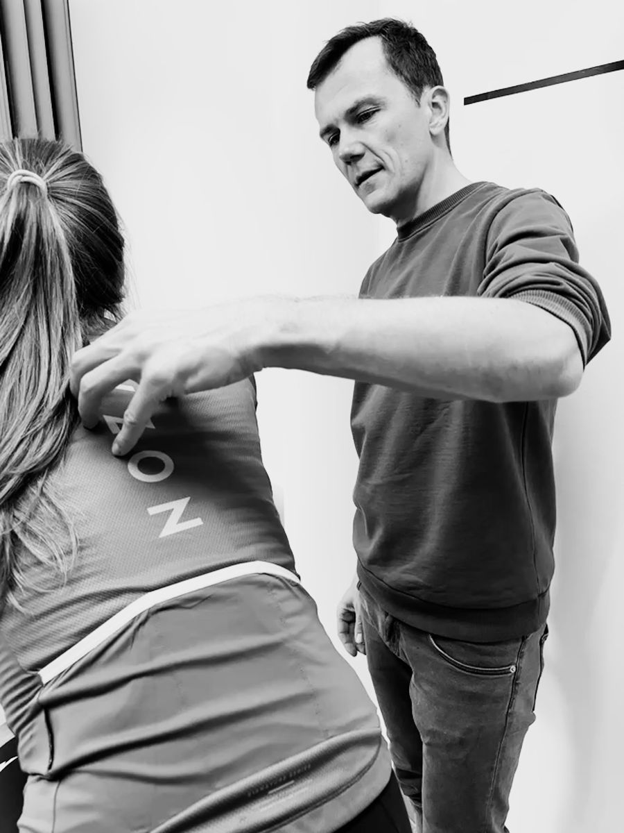 Nico prüft Haltung und Schulterpartie einer Kundin