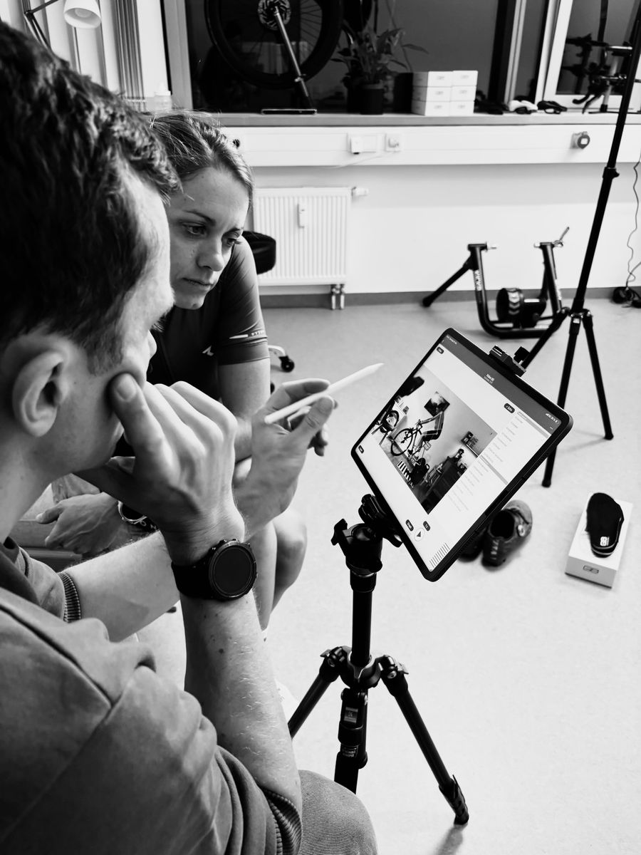 Nico und Kundin analysieren die Videoaufnahme auf dem iPad